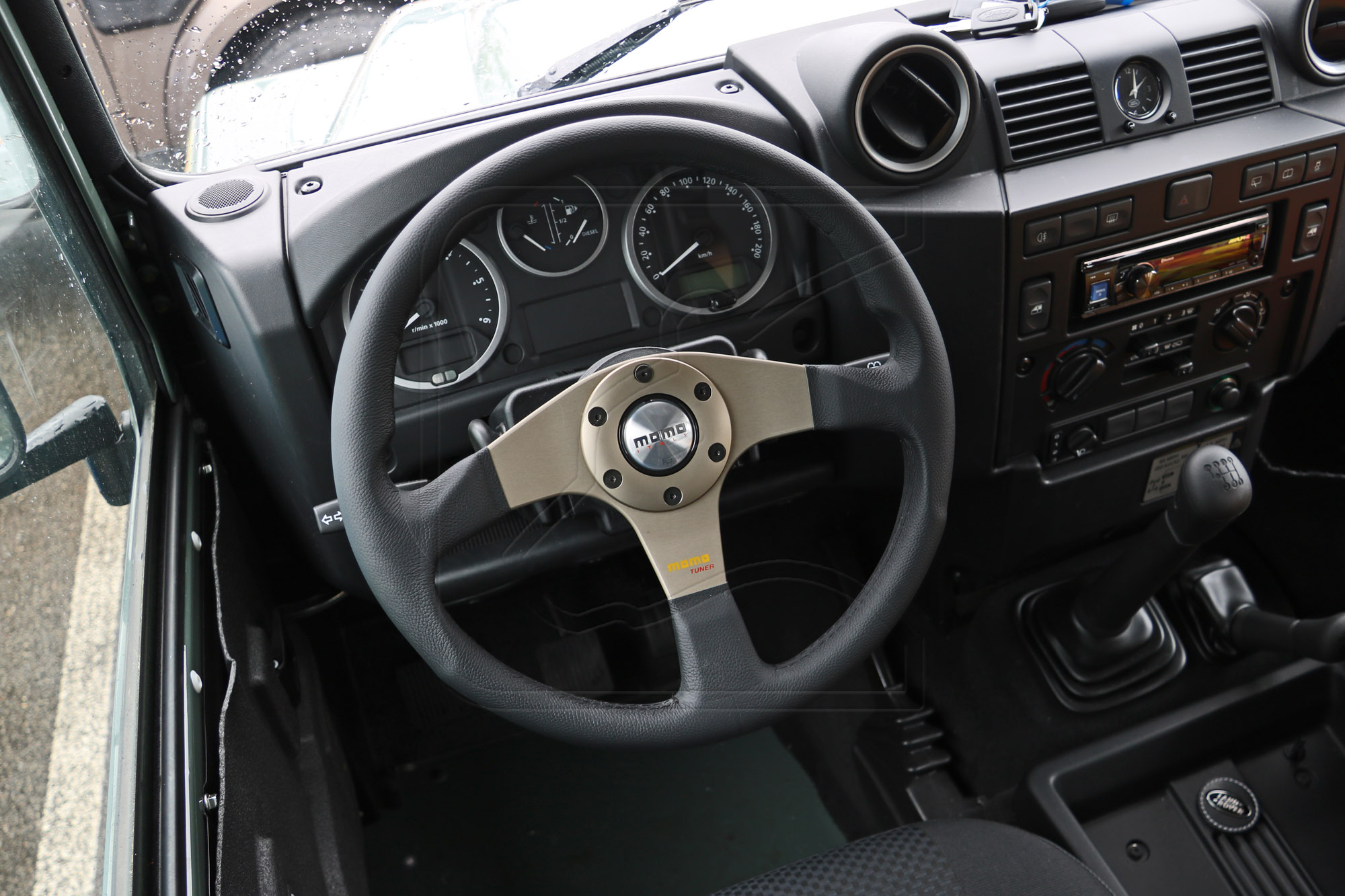 Für den Land Rover Defender: Trekfinder-Lenkradnabe für Momo