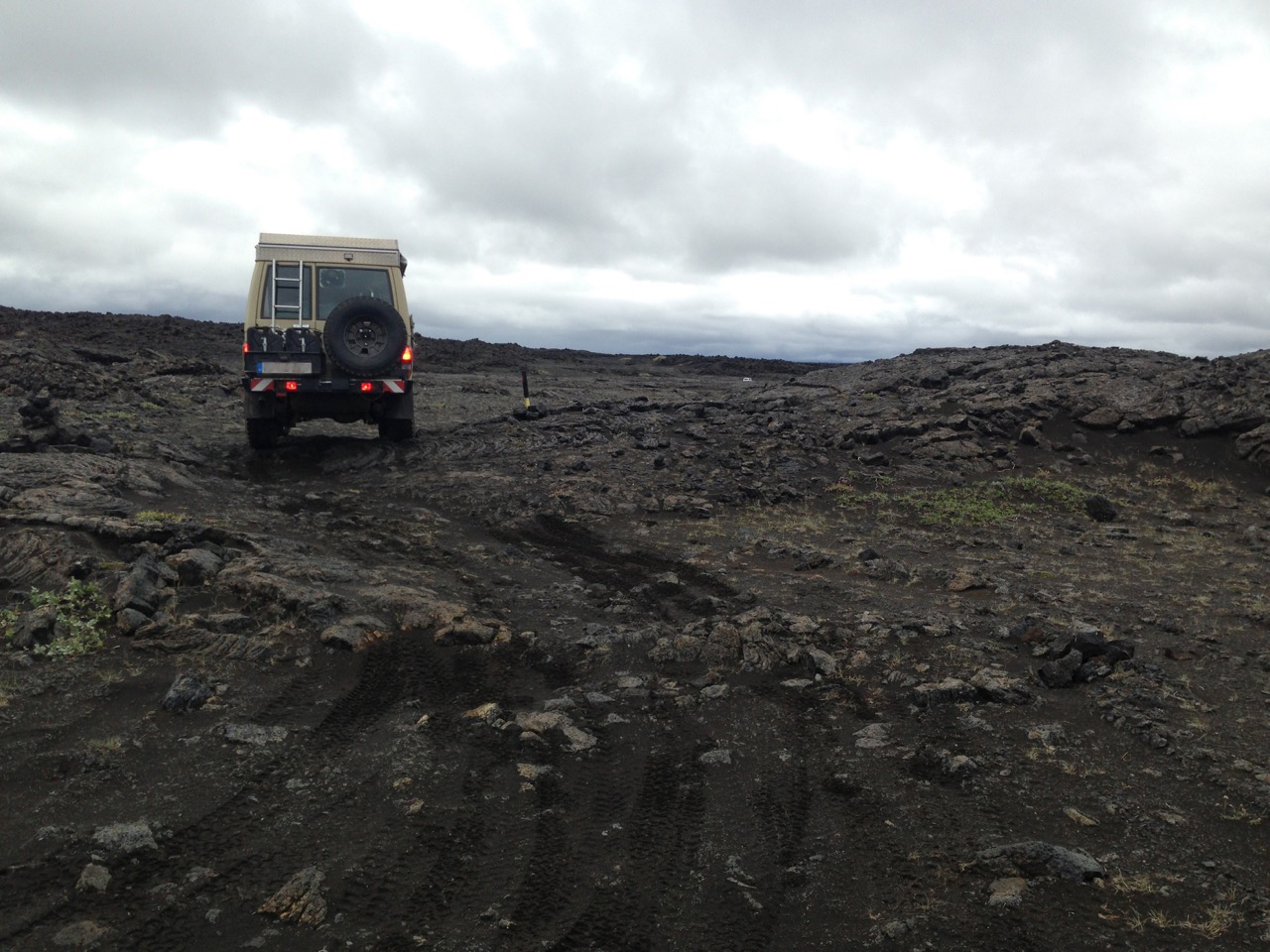 Fahren auf erkalteter Lava, Island