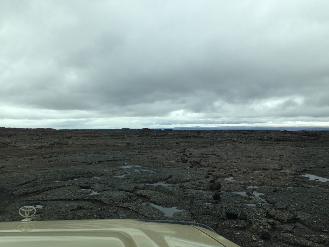 Fahren über erkaltete Lava, der Weg nur mit Steinen markiert, Island