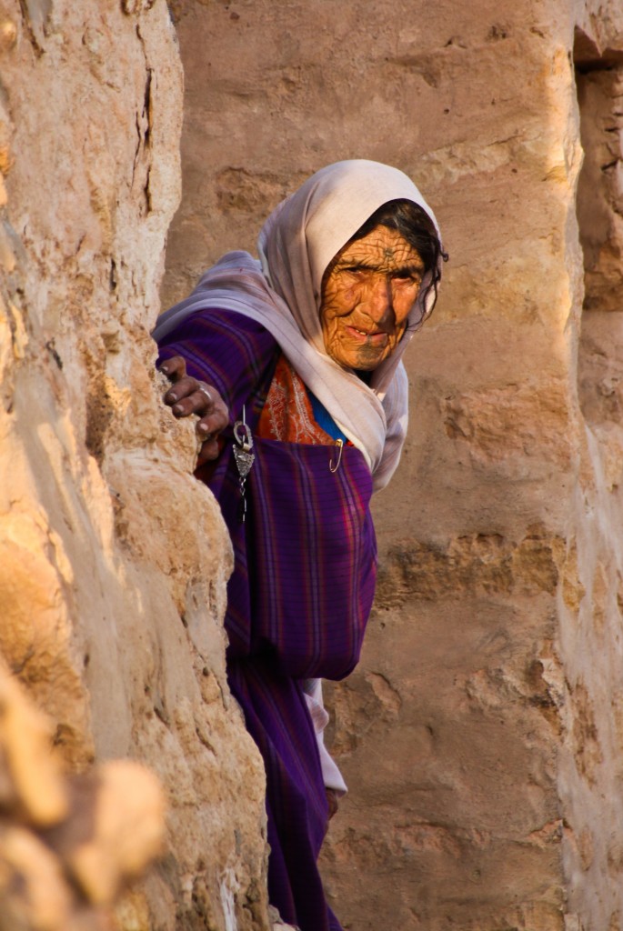 Alte Frau, Chenini, Tunesien