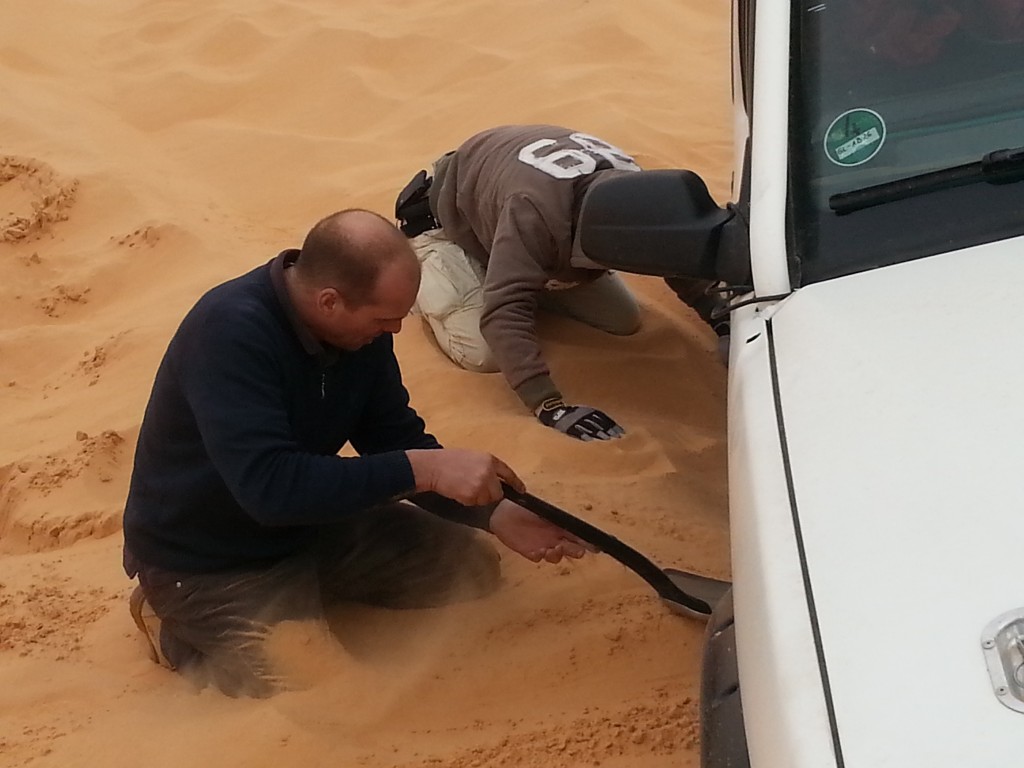 Buddeln im Sand, Sahara, Tunesien