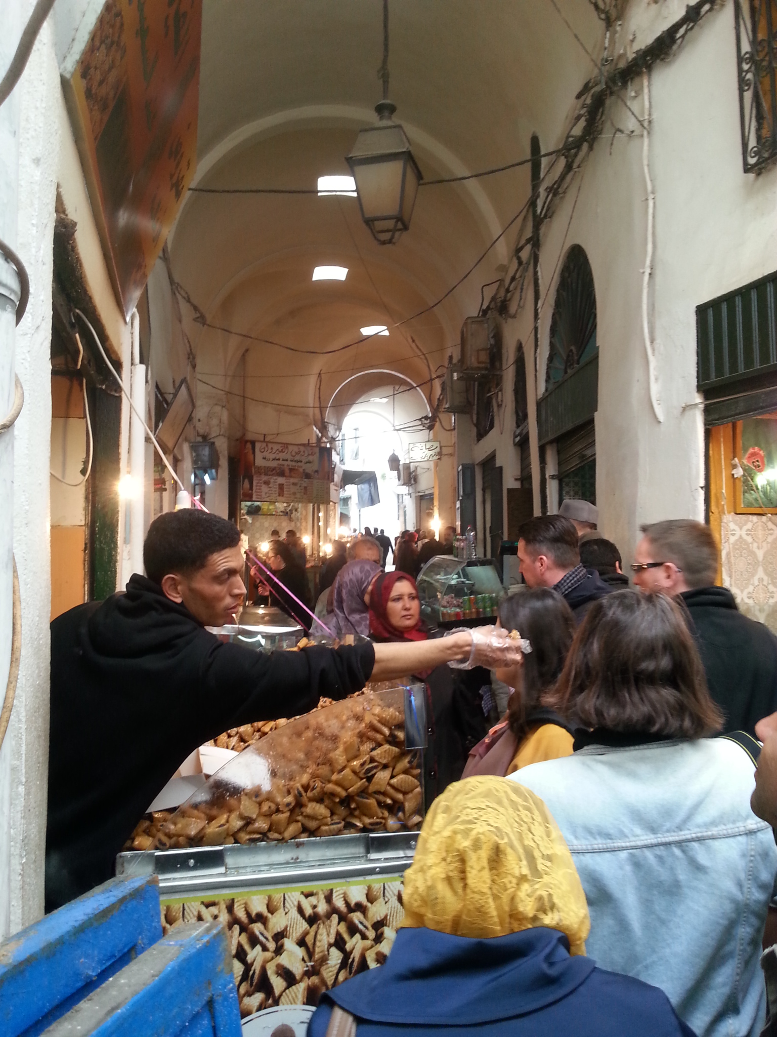 Enge Gassen und geschäftiges Treiben, Medina von Tunis.