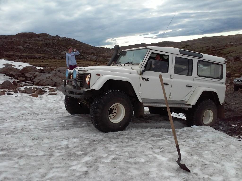 Defender auf Island im Schnee