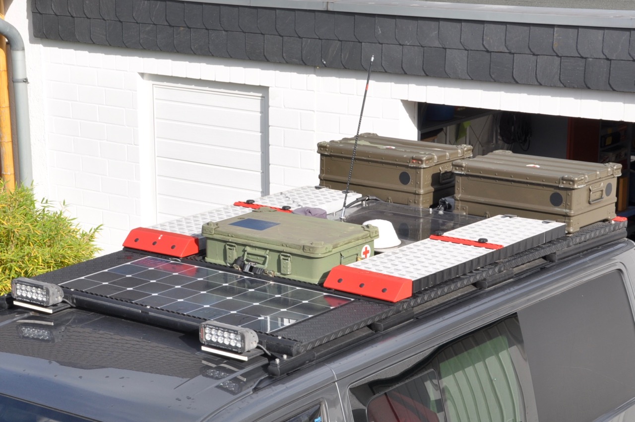 Fertiger Dachgepäckträger mit Solarzelle, Waffleboards und Zarges-Boxen
