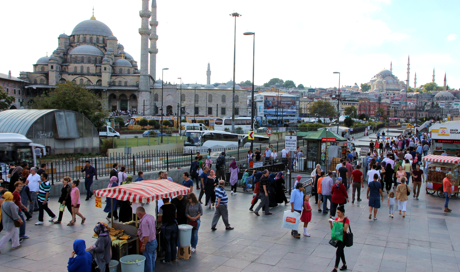 Quirlige City von Istanbul – Blick auf die Hagia Sophia und Blaue Moschee