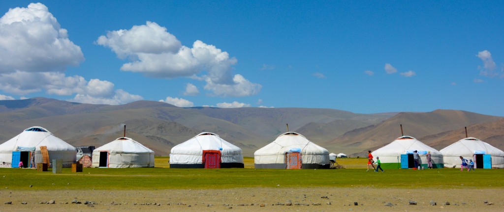 Ein typisches mongolisches Dorf. Hier heißen die Jurten - „Ger“. Mongolei, Khovd