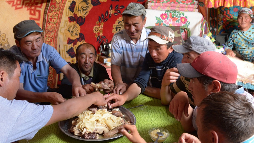 Ein typisches gemeinsames Mittagessen - traditionelles Beschbarmak Essen im kasachischen Teil der Mongolei. Mongolei, Dund Us