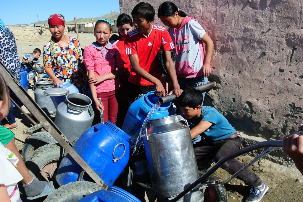 Der tägliche Kampf um das Trinkwasser im Dorf. Für eine Stunde wird die Pumpe eingeschaltet. Mongolei, Dund Us