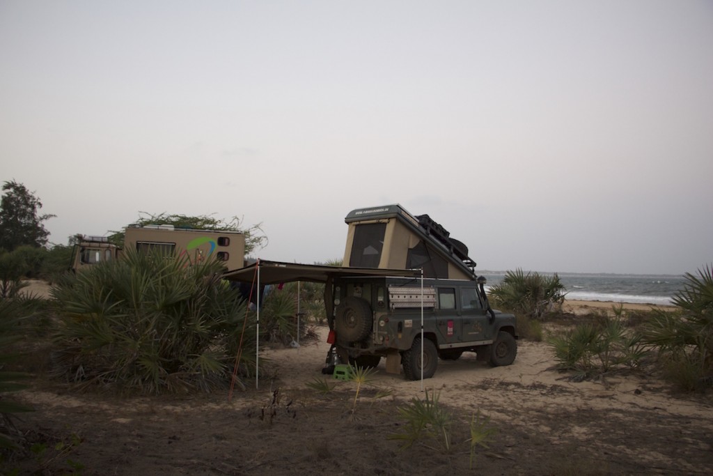 Defender mit Klappdach und Markise am Strand in Kenia