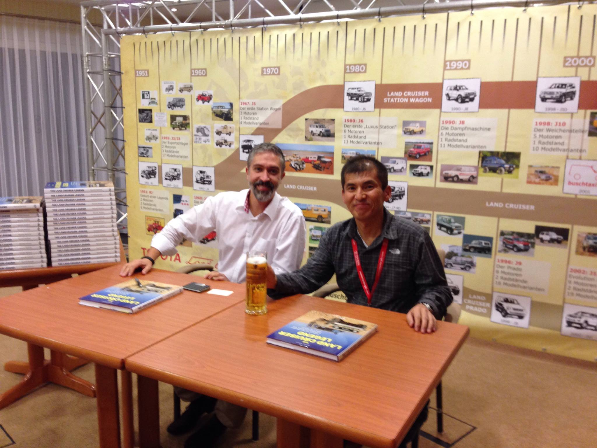 Alexander Wohlfarth und Chefingenieur Land Cruiser Sadayoshi Koyari signieren das Buch "Legende Land Cruiser"