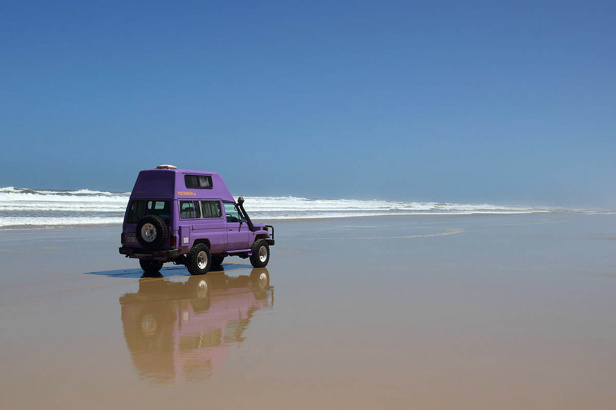 Pistenkuh-Toyota am Strand von Fraser Island, Australien
