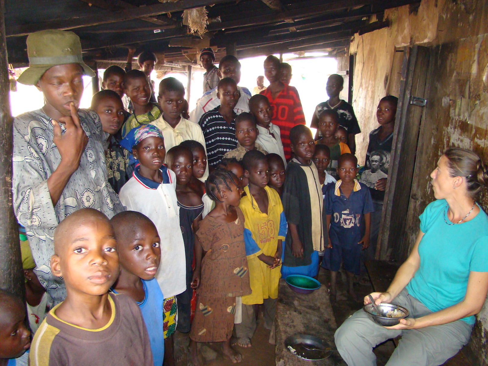 August der Reisewagen: Wir werden beim Essen bestaunt, Nigeria