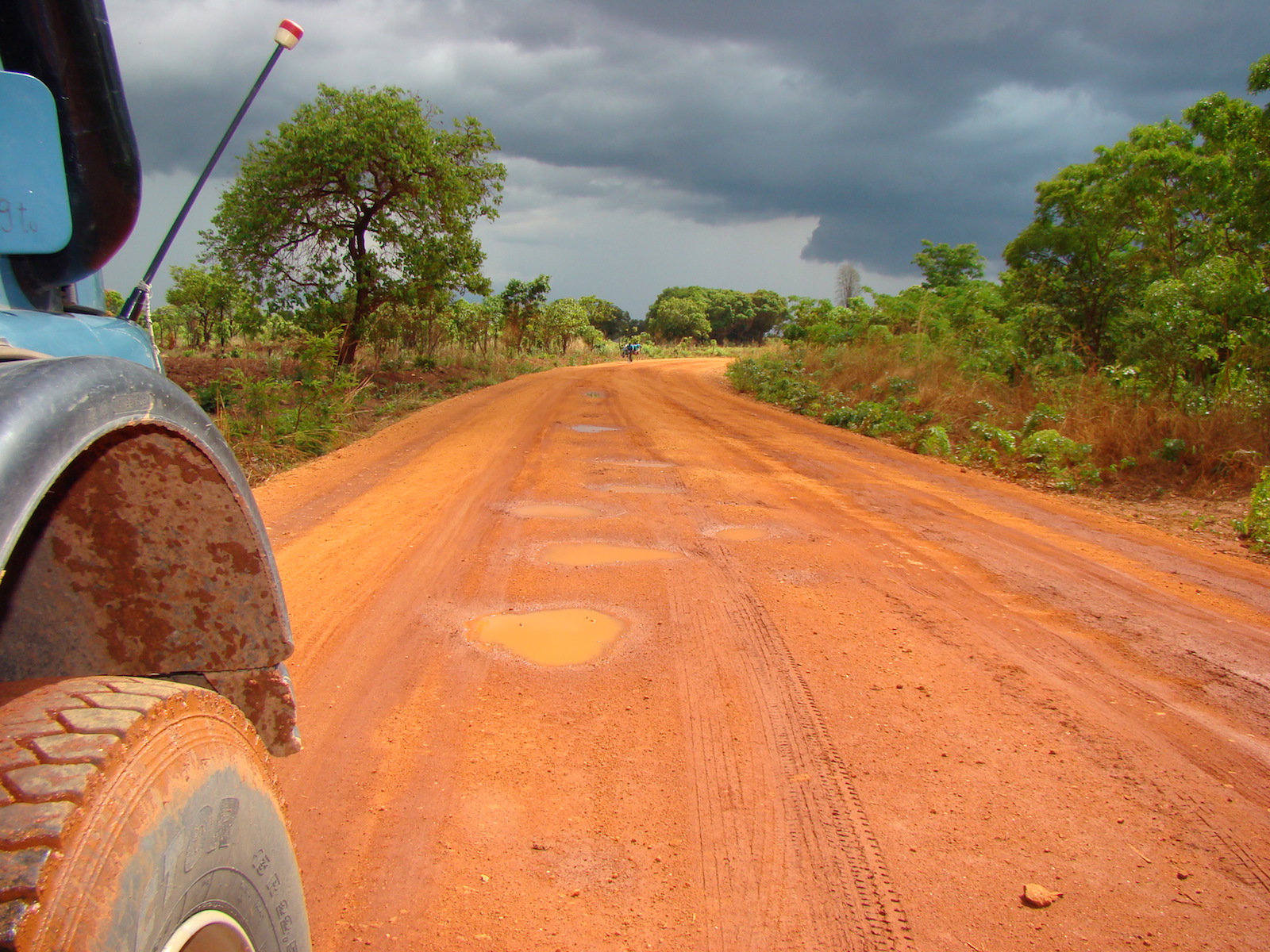 August der Reisewagen: Auf einer Piste in Tansania