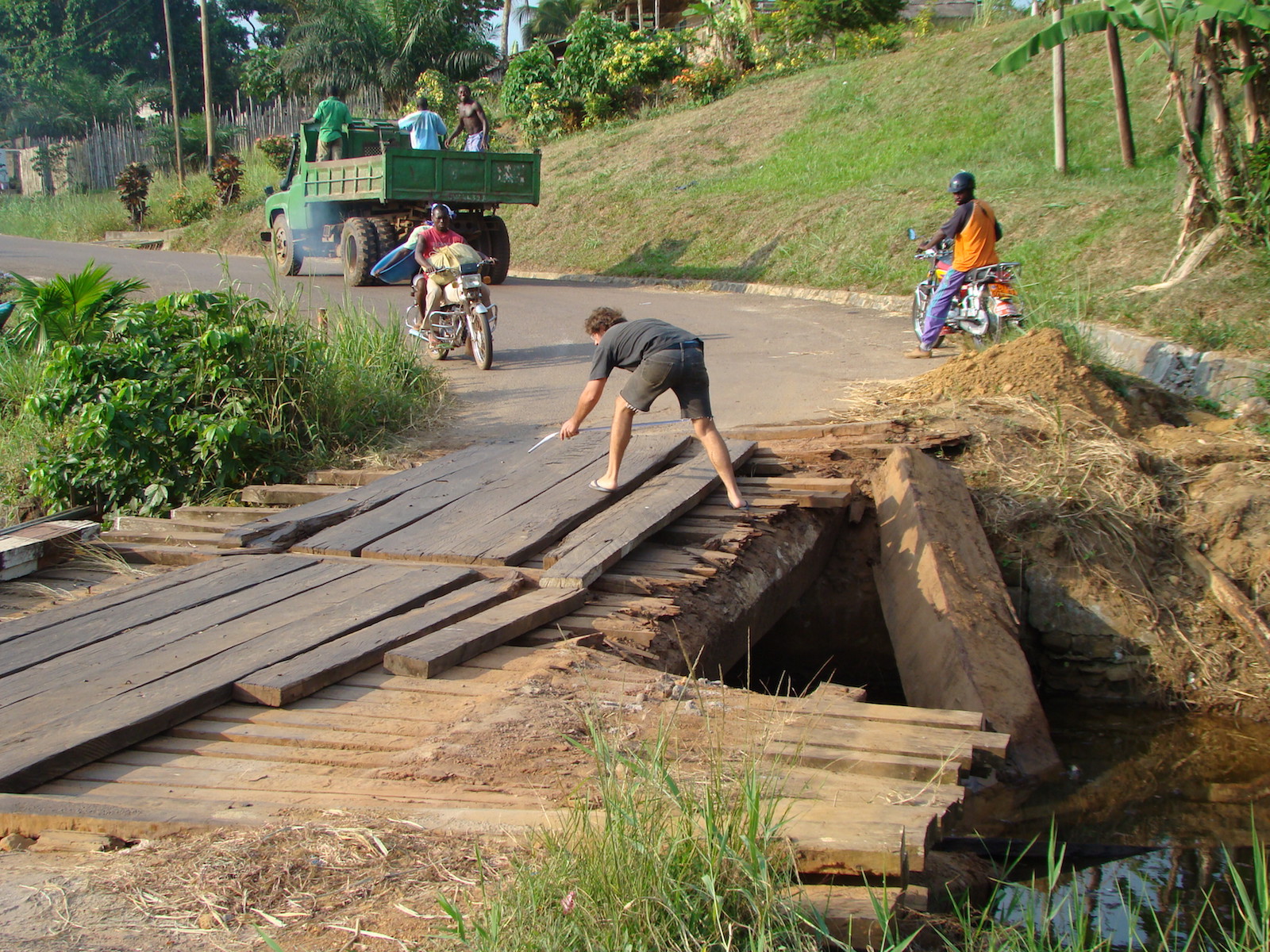 Eine äußerst fragwürdige Brücke in Kamerun