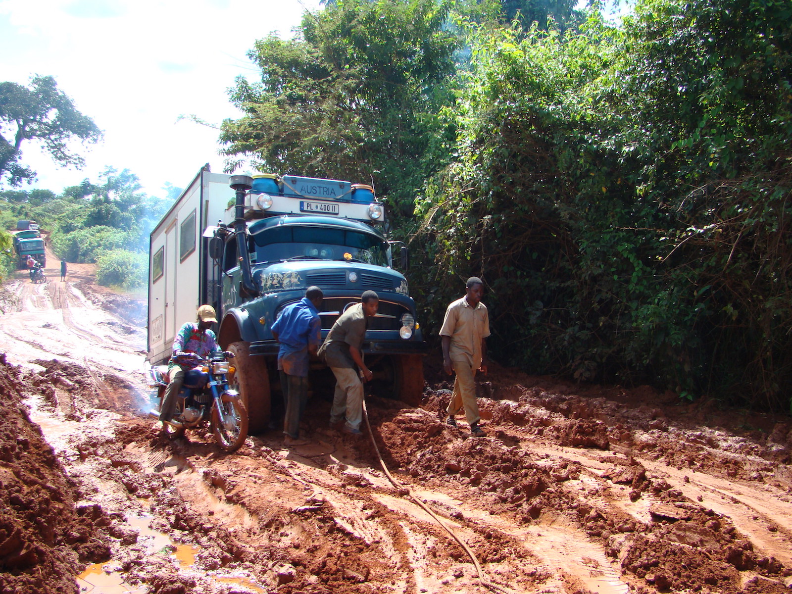 Ist das noch eine Straße? August im Schlamm in Kamerun