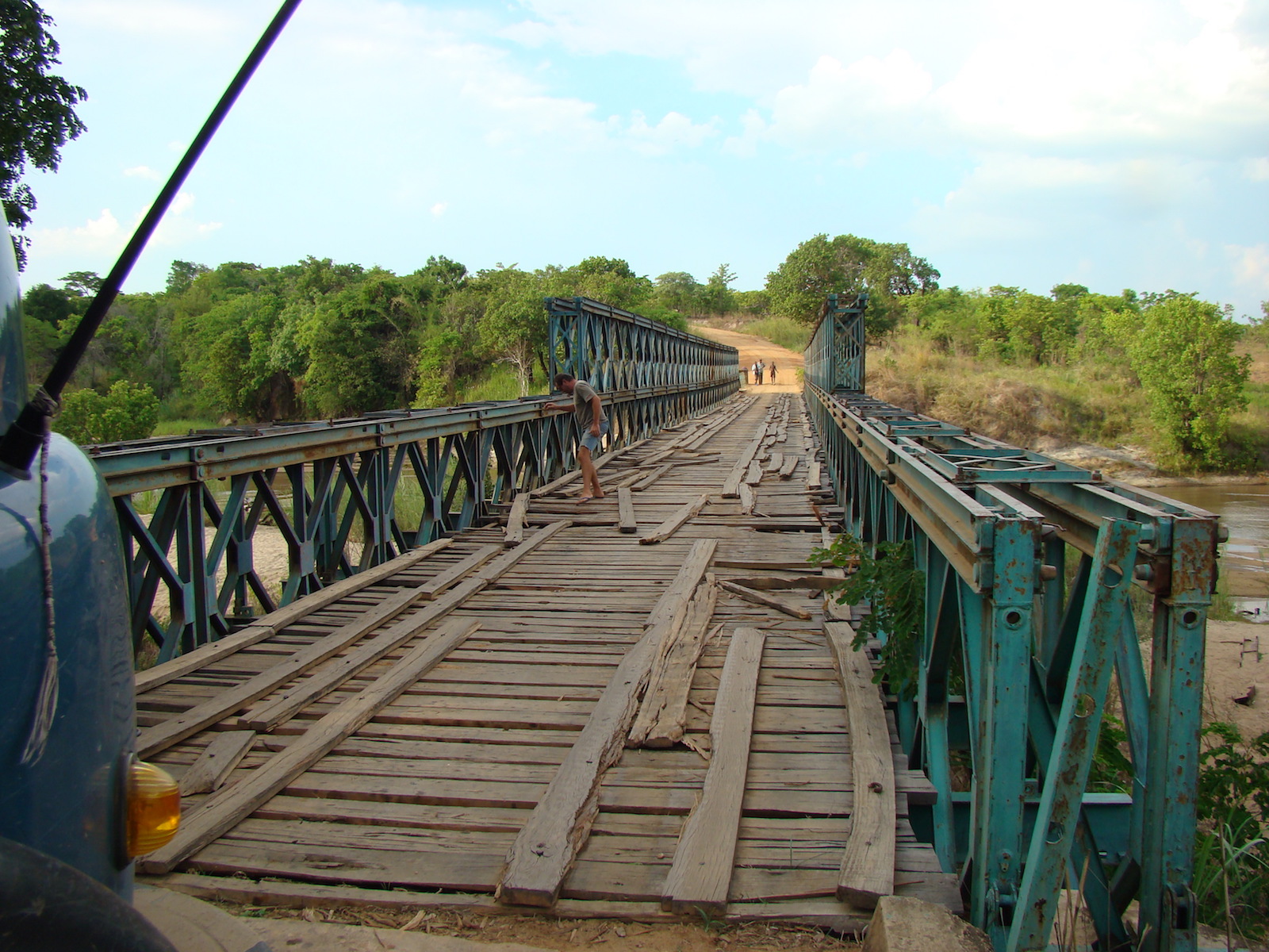 August der Reisewagen: Fahren wir oder nicht? Eine Brücke in Tansania