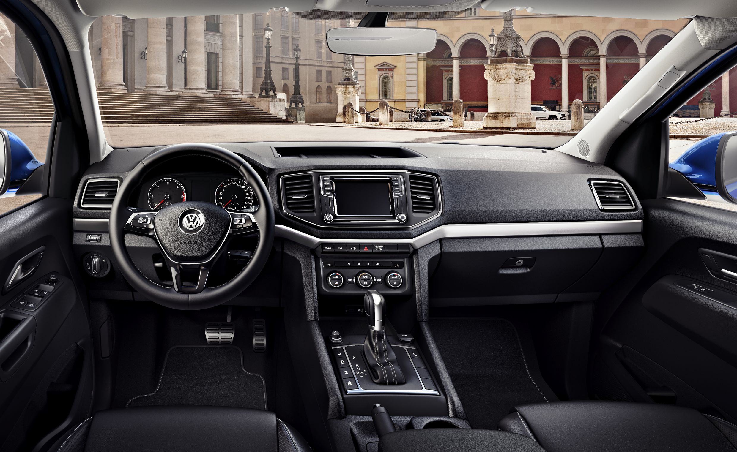 Amarok Aventura mit aktuellem Volkswagen Design: Elegantes Cockpit mit Multifunktions-Lederlenkrad, attraktivem Infotainment und Pedalerie in Edelstahl-Optik.