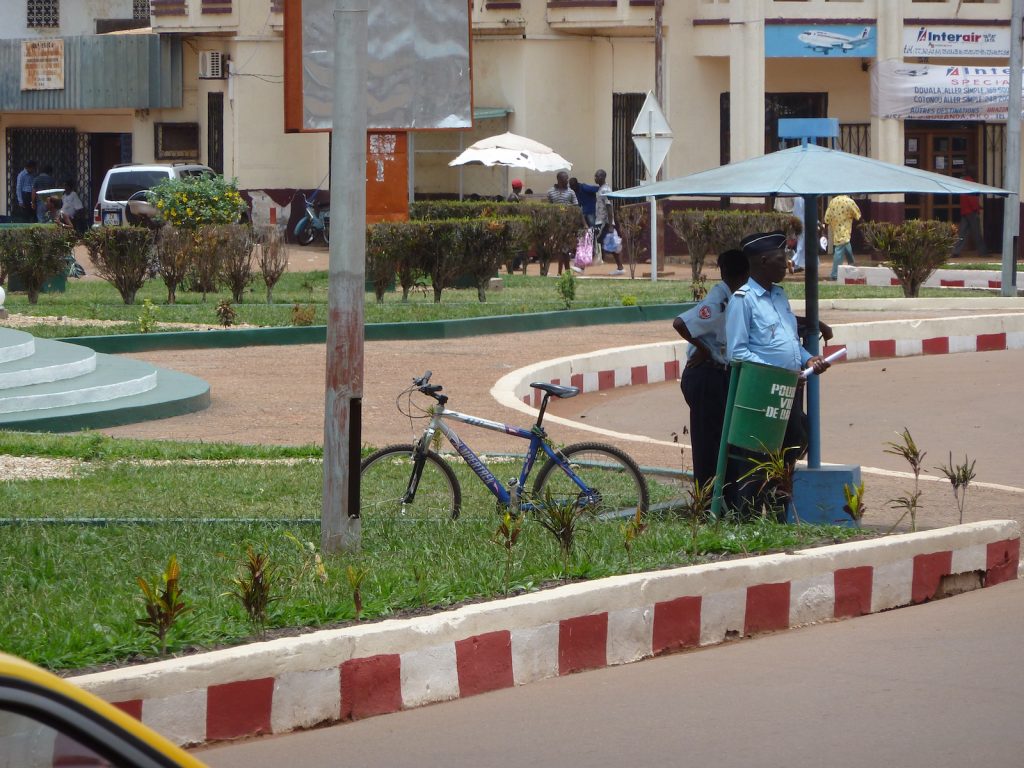 Zentralafrikanische Republik - Polizeiposten am großen Kreisverkehr in Bangui