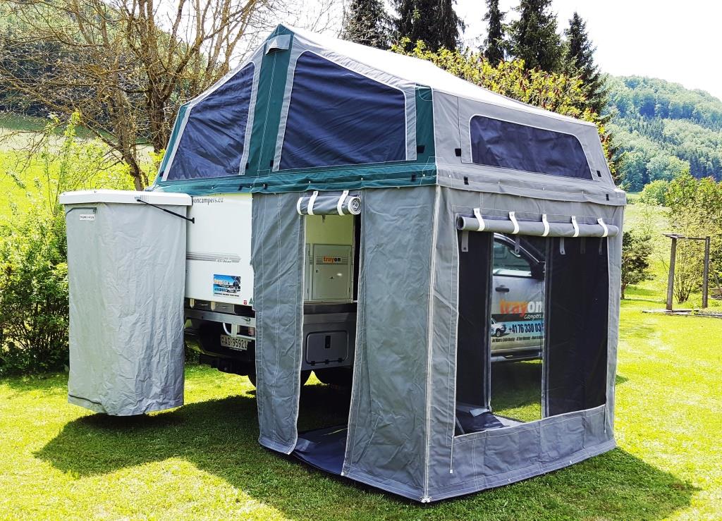 Trayon-Camper mit zusätzlichen Zeltwänden und Außendusch-Kabine.