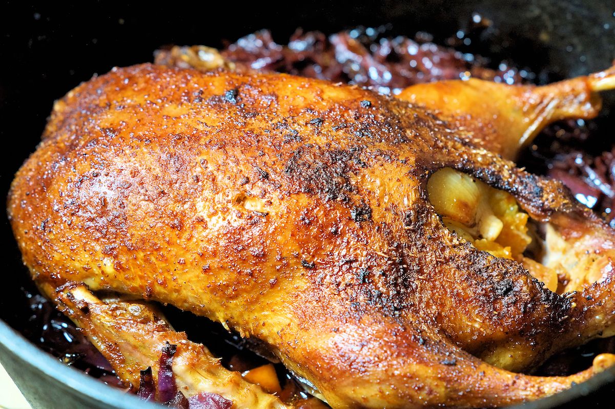 Rezept: Ente auf Rotkohl aus dem Dutch Oven - MATSCH&amp;PISTE Outdoor-Küche
