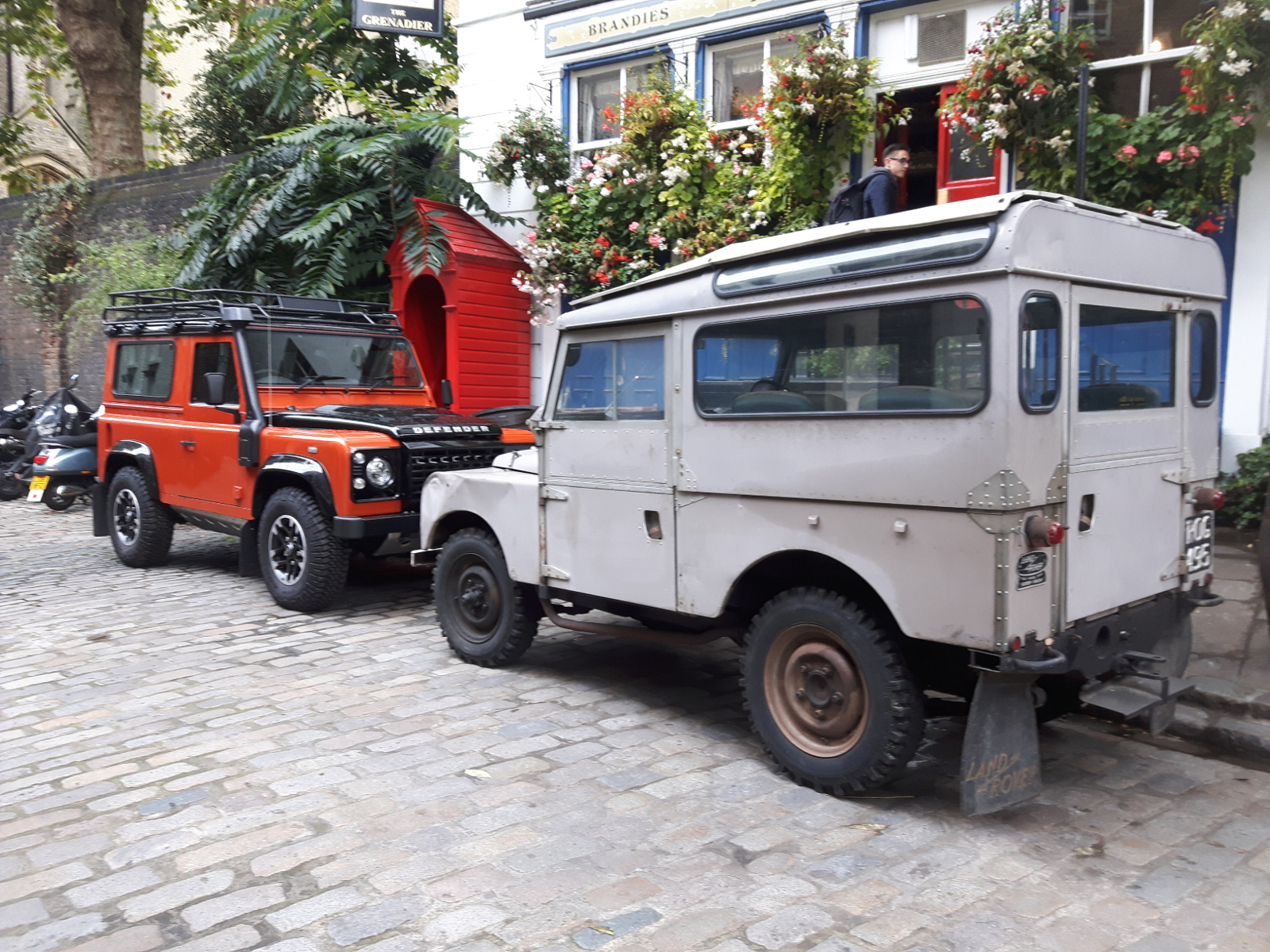 Zwischen diesen beiden Land Rover Modellen liegen gute 60 Jahre Jahre.