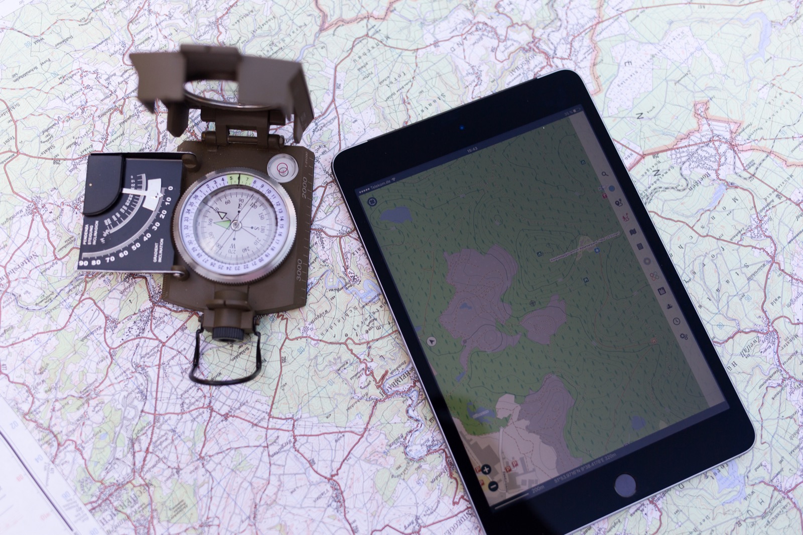 Offroad-Navigation mit Tablet und Kompass