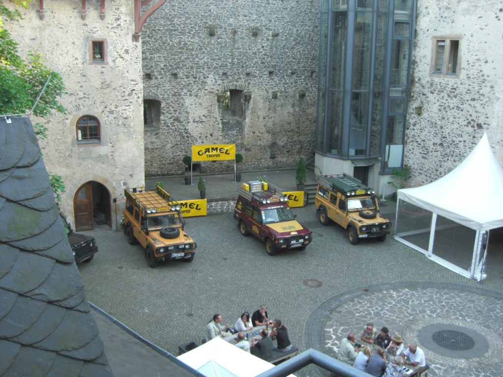 Schlosshof mit Camel-Trophy Land Rover.