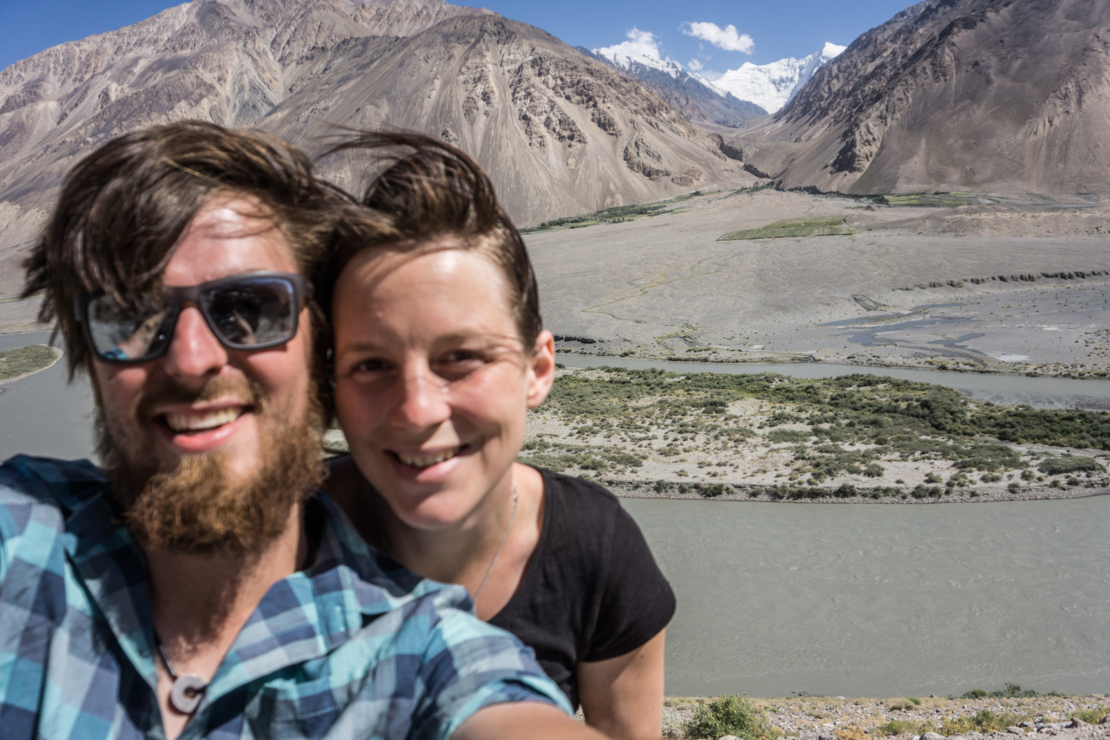 Bodensee-Overlander - Selfie in Tadschikistan - im Hintergrund: Afghanistan.