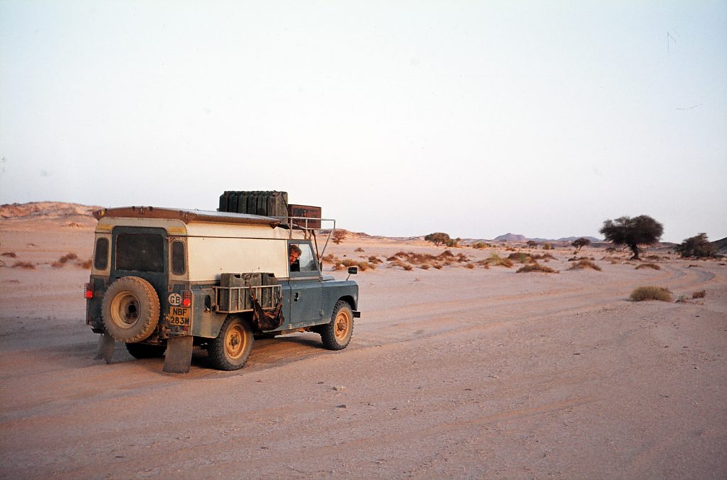 Weiche Sandpiste in der Sahara.