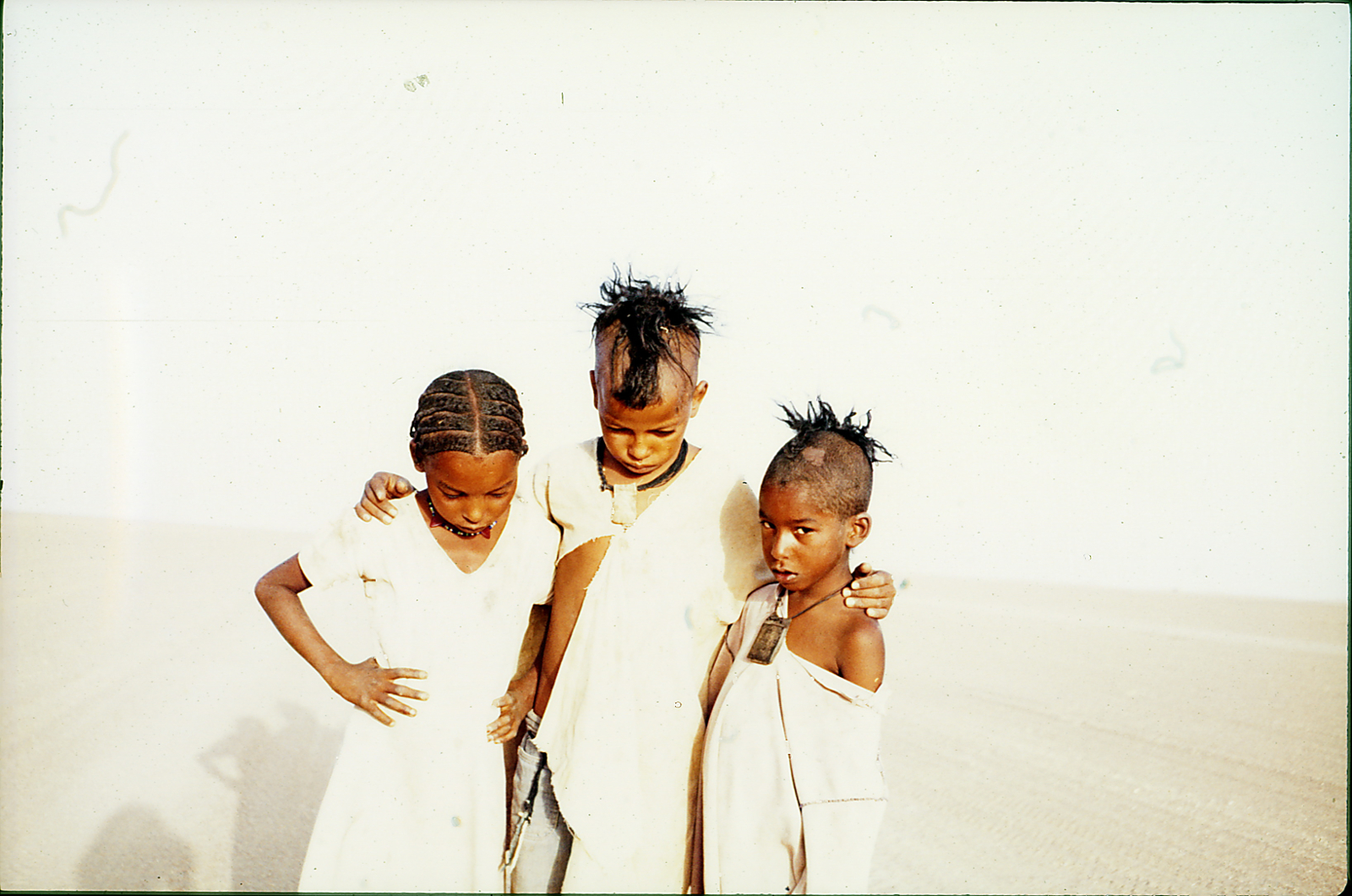 Die drei Kinder aus der nigerischen Wüste.