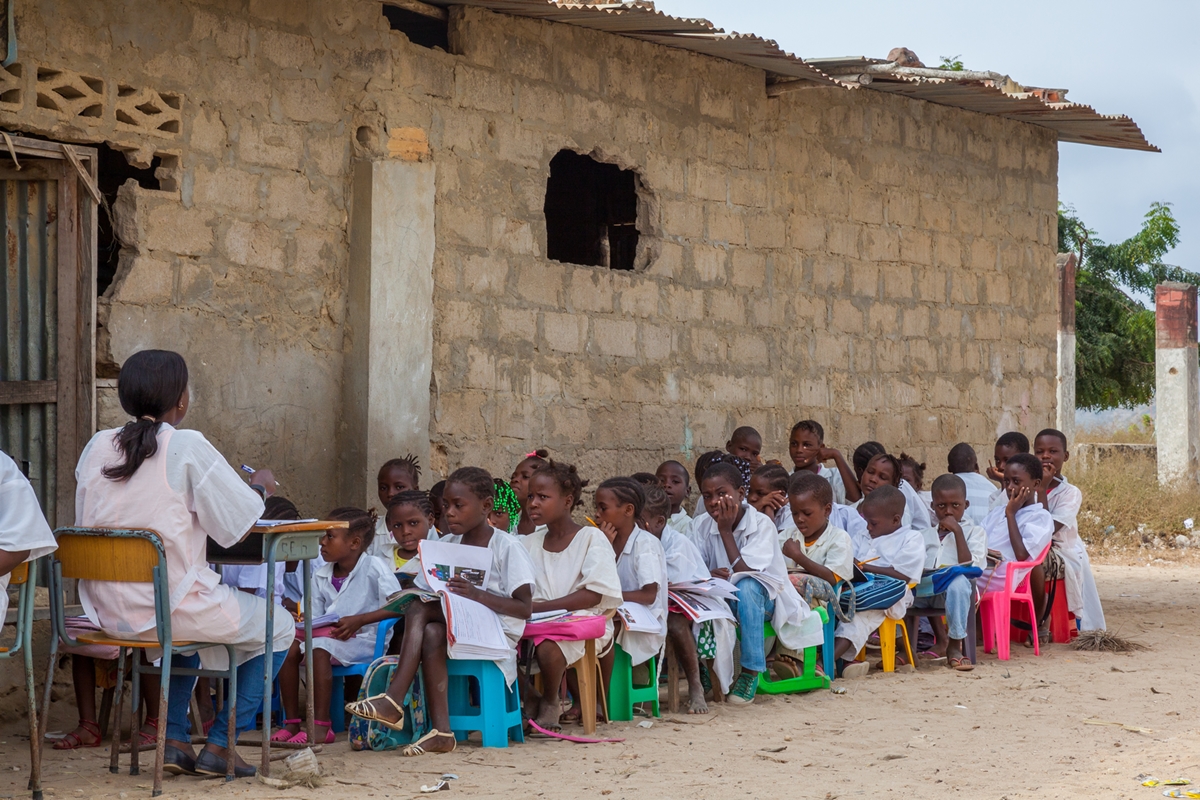 Mantoco - Oft sieht der Schulunterricht in Afrika so aus.