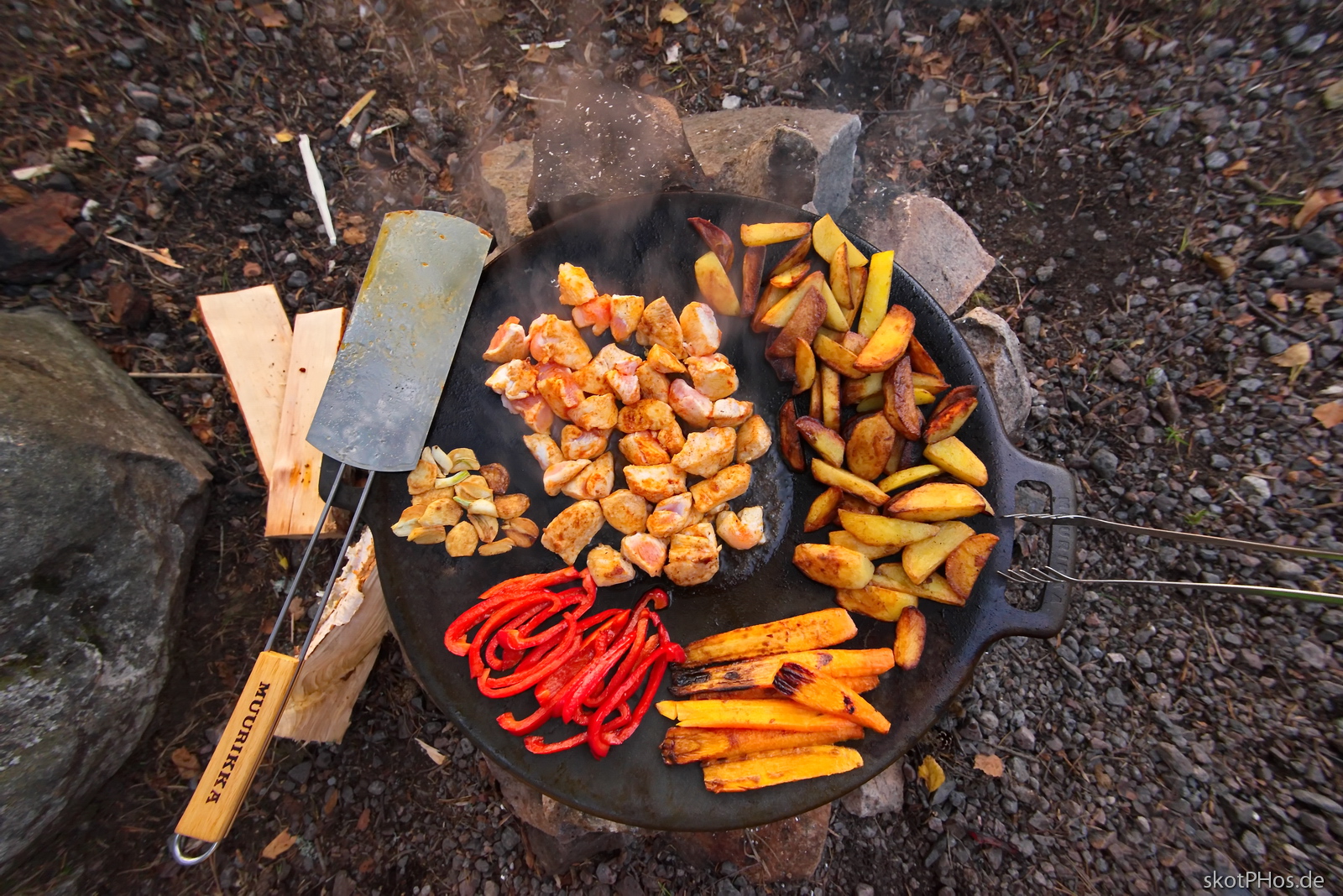 Kochen auf der Muurika - Country-Kartoffeln und Hähnchen mit Gemüse auf der Muurika.