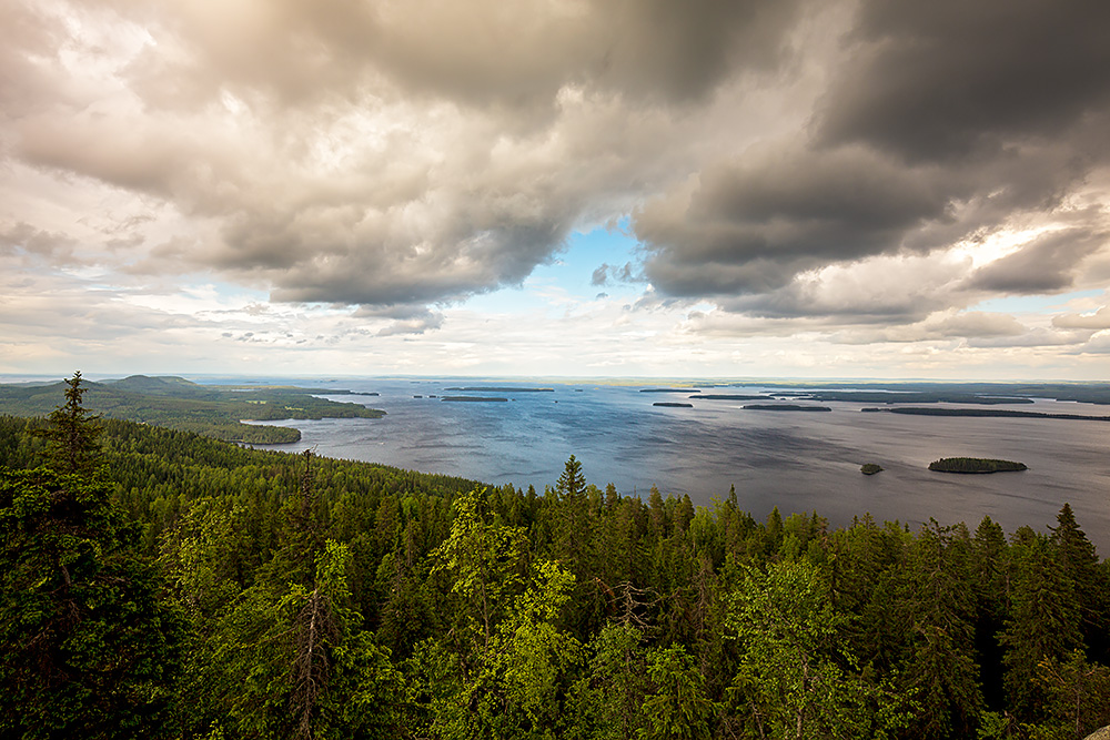 Nordwärts – 12.000 Kilometer durch Karelien, Finnland und Russland. - Ausblick vom Ukko-Koli auf den riesigen Pielinen-See.