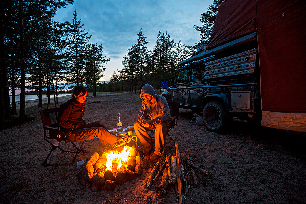 Nordwärts – 12.000 Kilometer durch Karelien, Finnland und Russland. - Abends am Lagerfeuer fühlen wir uns fast wie die einzigen Menschen weit und breit.