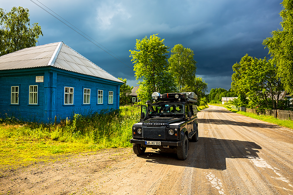 Nordwärts – 12.000 Kilometer durch Karelien, Finnland und Russland. - Typisch Karelien: bunte Holzhäuser, leere Straßen und ein stimmungsvolles Licht.