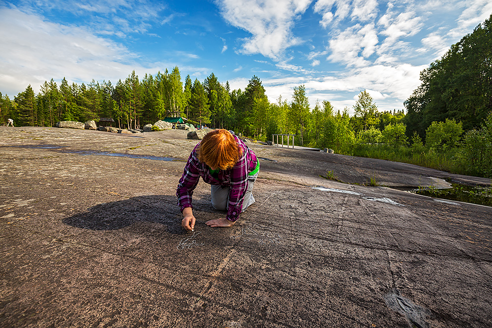 Nordwärts – 12.000 Kilometer durch Karelien, Finnland und Russland. - Viele Stunden verbringt Nadeschda auf den Knien und erklärt uns die Petroglyphen.