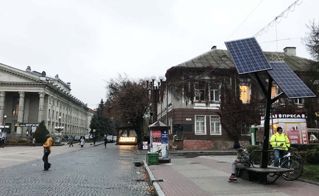Europas wilder Osten - Teils des Marktplatzes in Ternopil, links Theater und rechts eine Solar-Ladestation für mobile Geräte.