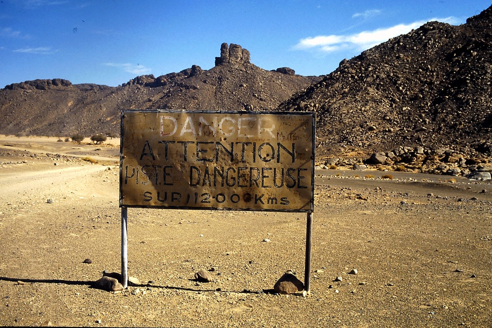 © H.C. Maurer - Nach Tamanrasset - Warnschild kurz hinter der algerischen Grenze.