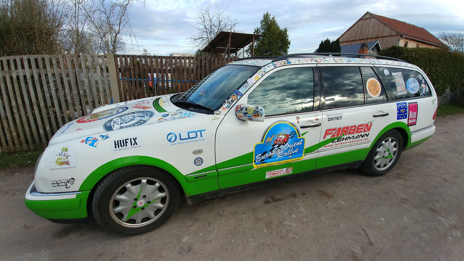 Europa-Orient-Rallye mit Team 51 Matsch&Piste - Noch sauber und fahrbereit, die S210 E-Klasse-Komibi von Christian.