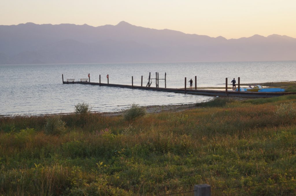 Offroad in Albanien - Das Camp Lakes Shkodra Resort mit eigenem Privatsteg in den malerischen Skutari See.