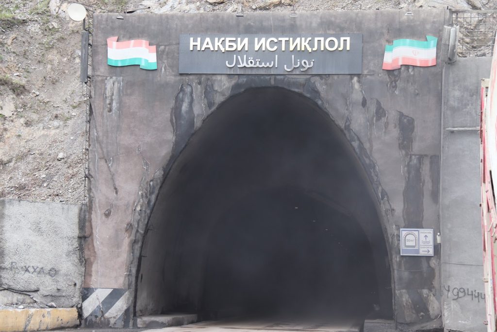Offroad-Reise Pamir Highway - Einfahrt in den Anzob Tunnel.