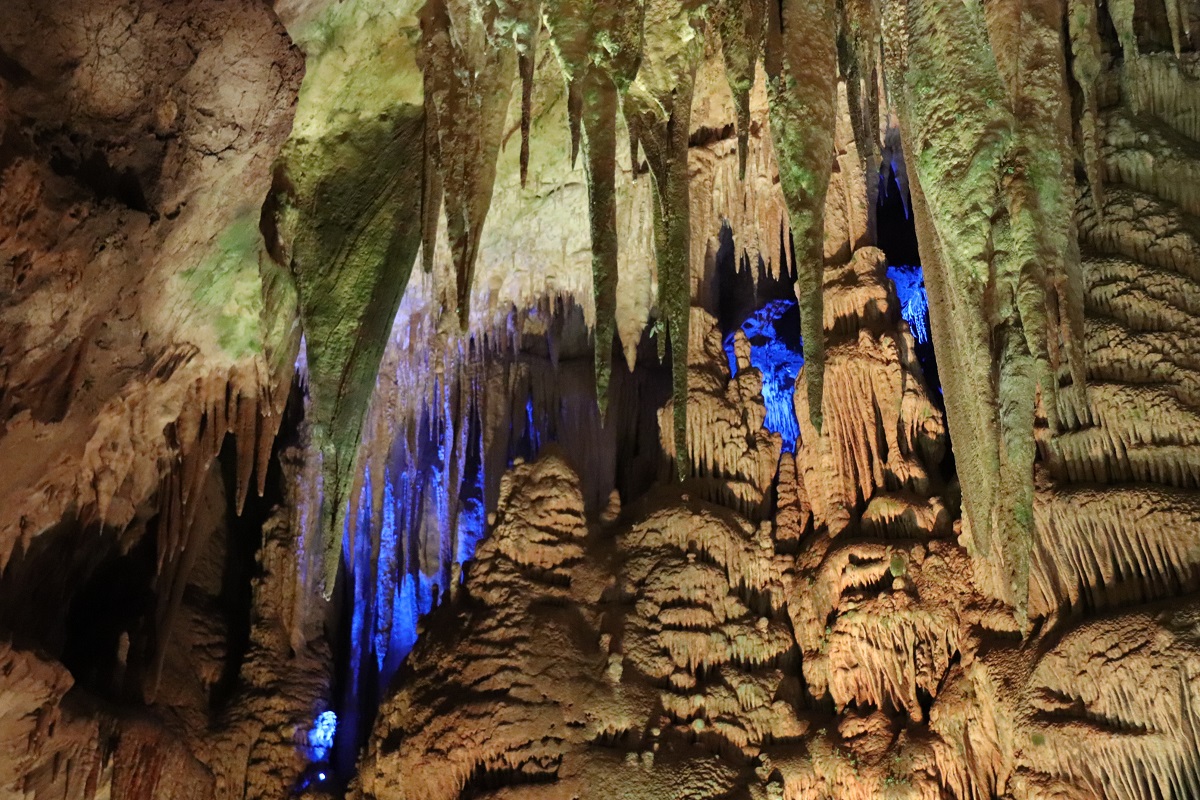 Offroad in Georgien - Fantastische Gesteinsformationen gibt es in der Prometheus Höhle zu bestaunen.
