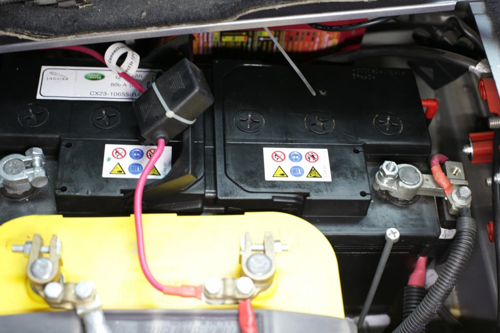Doppelbatteriesystem im Geländewagen.