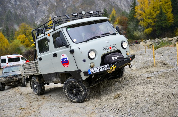 Ein Russischer Individualist Der Uaz Doppelkabiner Matsch Piste