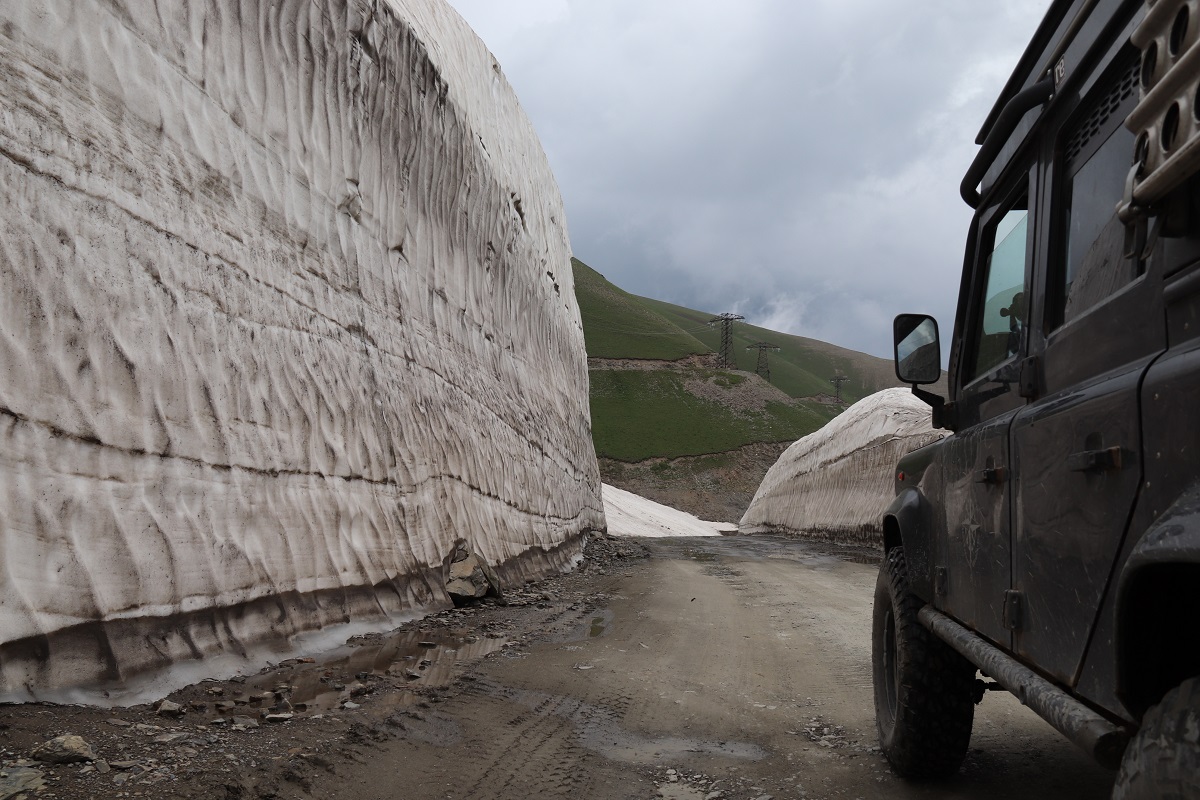 Kirgisien - Hohe Schneewände auch im Sommer.