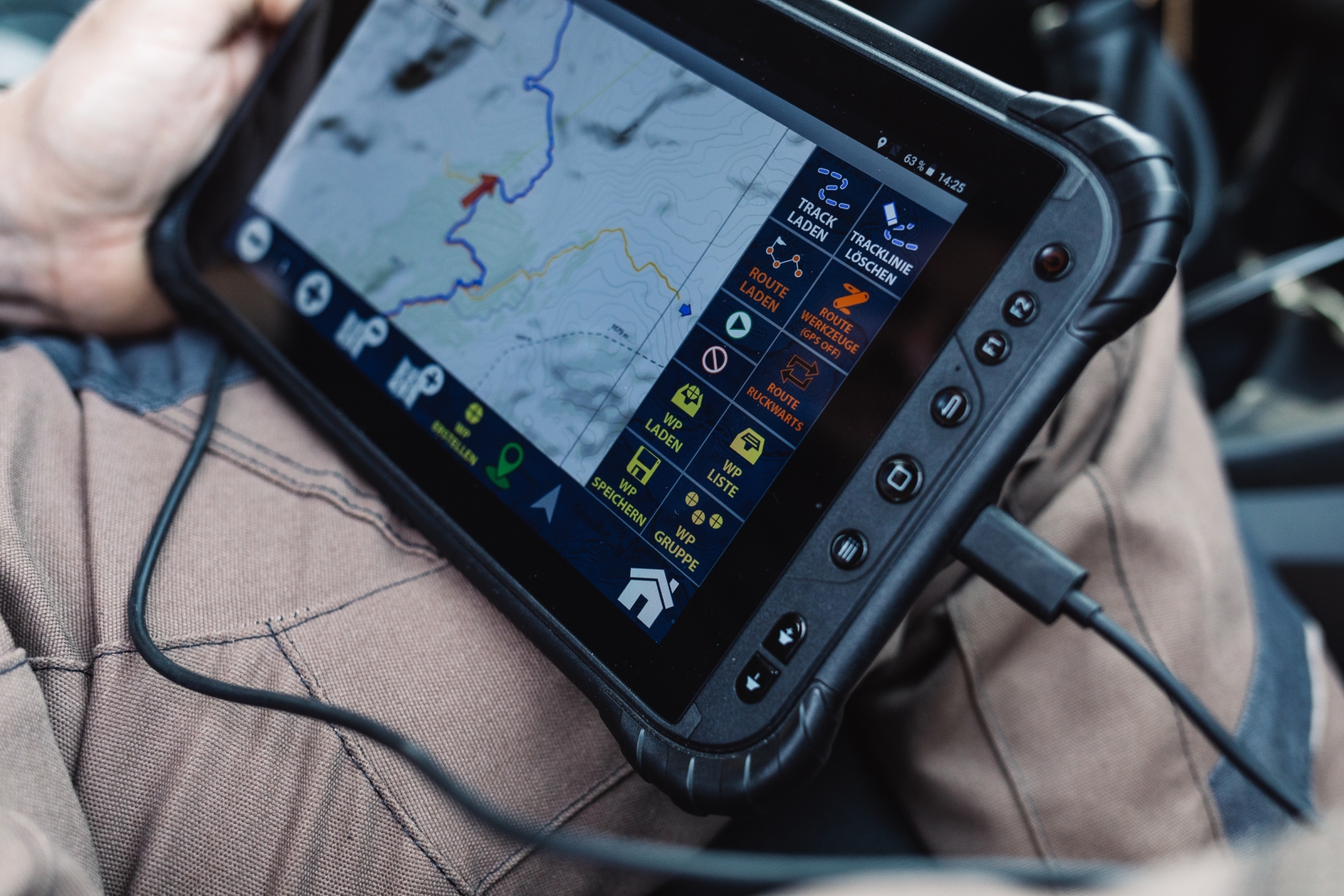 GPS Globe X8 im Test - Große Schaltflächen in der App und alles wichtige auf der Vorderseite.