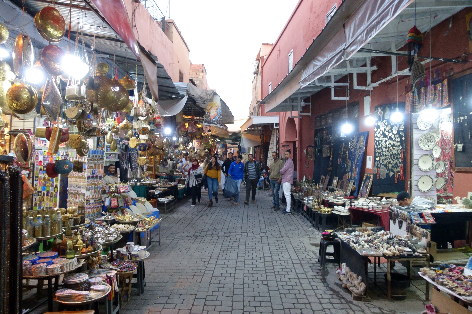 Die Medina ist sehr Touristisch und es werden viele Waren aus Fernost angeboten. Ein Besuch lohnt sich trotzdem.