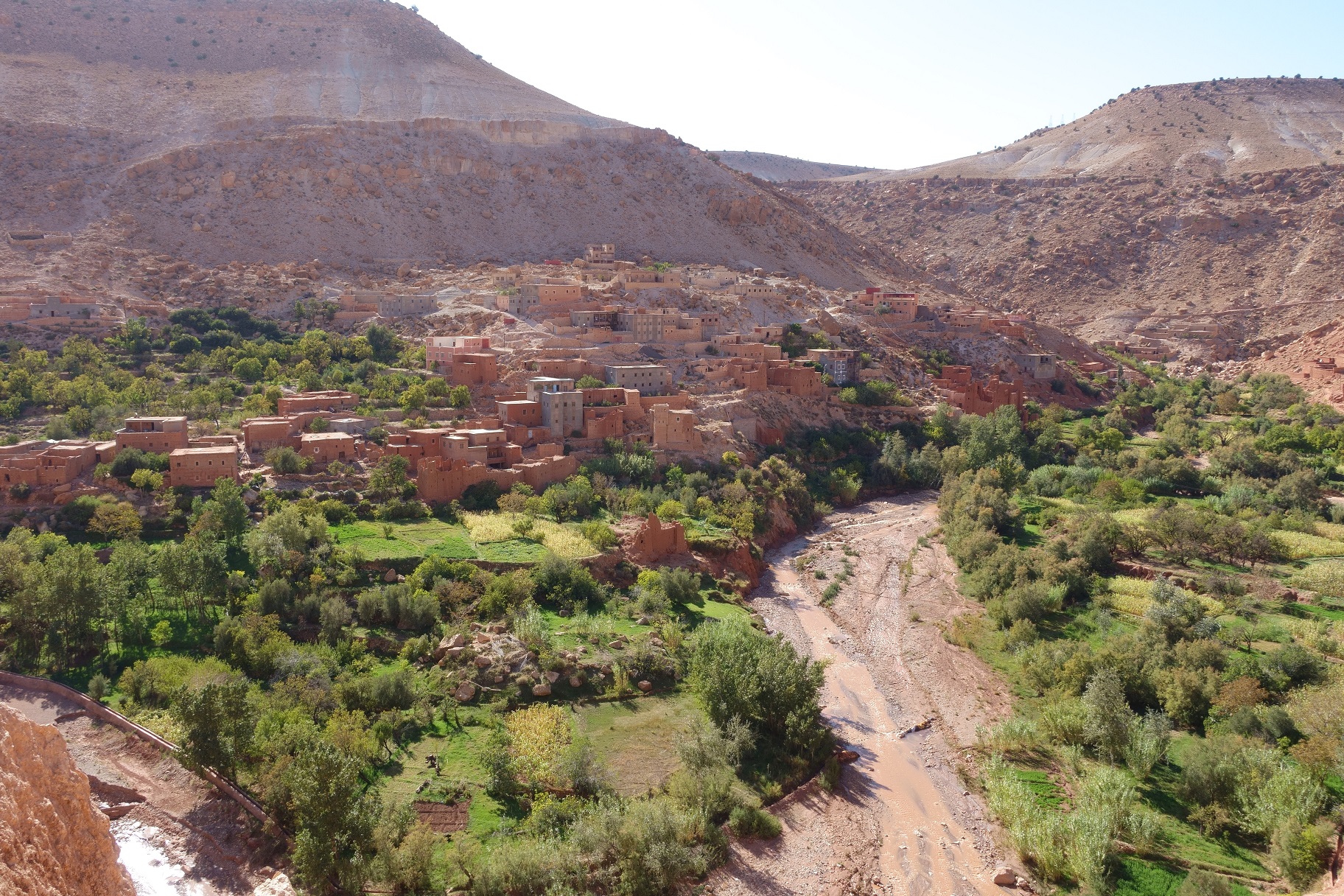 Die grünen Täler mitten im Nichts sind typisch und machen Marokko zu einen top Reiseziel.