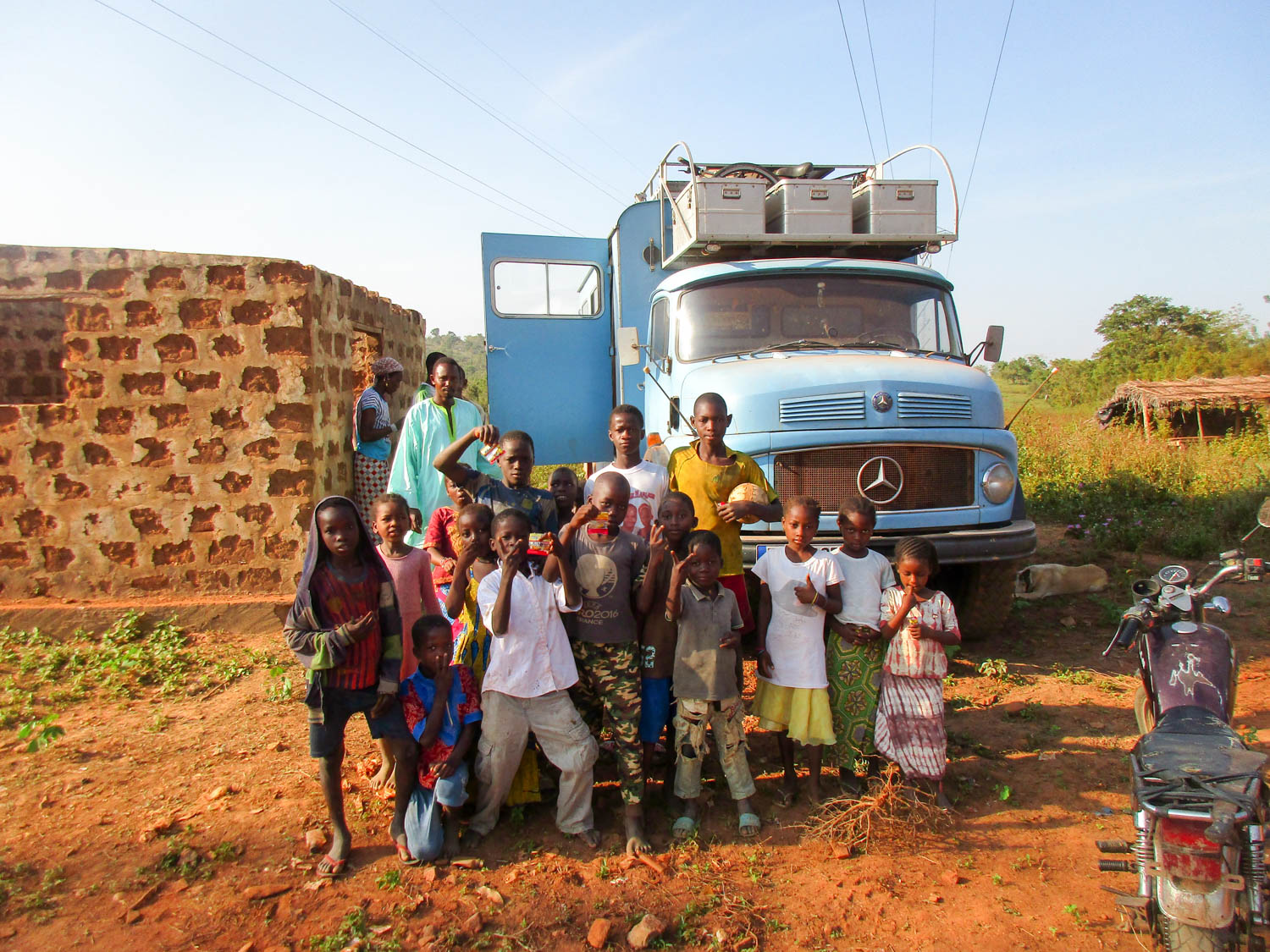 Elfenbeinküste und Ghana - Reisen könnte so schön sein. Hier der "Camion du Satan" mit einer Horde Kinder.