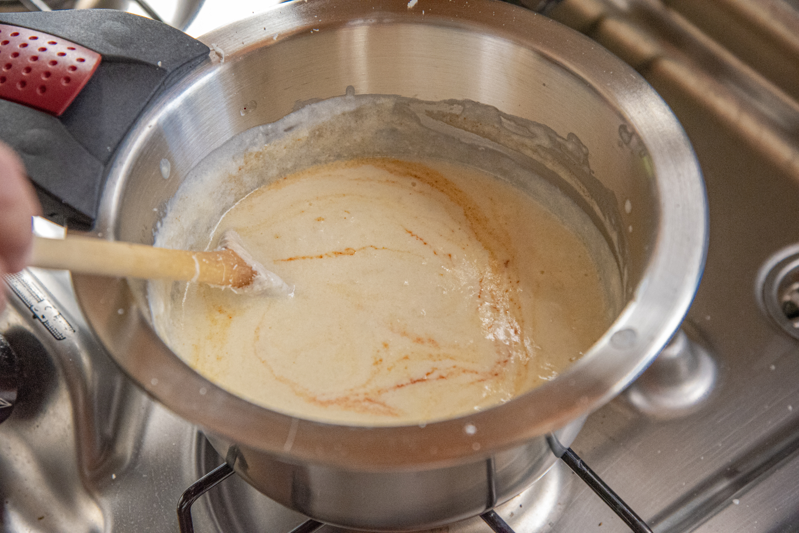 Nudelauflauf mit Chorizo - In die Milch-Sahne-Mischung dürfen ruhig mehrere Spritzer Tabasco, da die Nudeln die Schärfe binden.